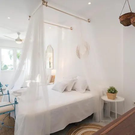 Apartment Boho Chic- Beachfront - Free Bikes - Salt Water Pool