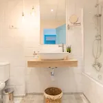 Boho Chic- Beachfront - Free Bikes - Salt Water Pool Daire