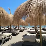 Boho Chic- Beachfront - Free Bikes - Salt Water Pool Daire *