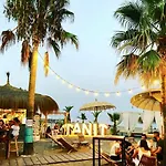 Apartment Boho Chic- Beachfront - Free Bikes - Salt Water Pool
