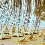 Boho Chic- Beachfront - Free Bikes - Salt Water Pool Daire *