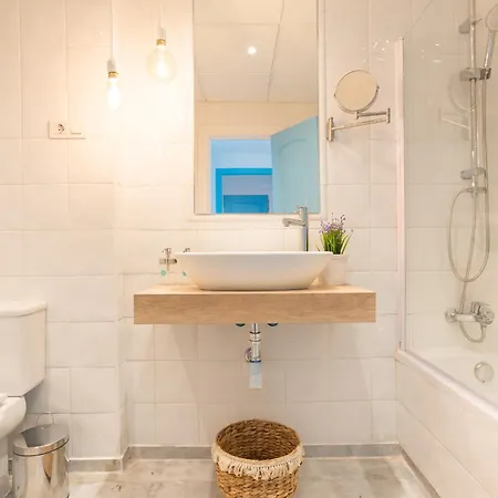 Boho Chic- Beachfront - Free Bikes - Salt Water Pool Apartamento