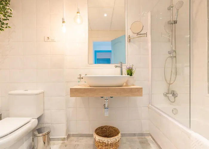 Boho Chic- Beachfront - Free Bikes - Salt Water Pool Apartamento