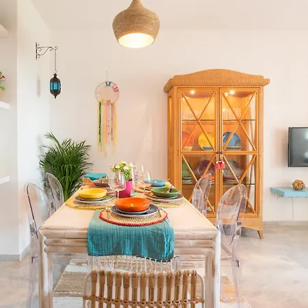 Boho Chic- Beachfront - Free Bikes - Salt Water Pool דירה