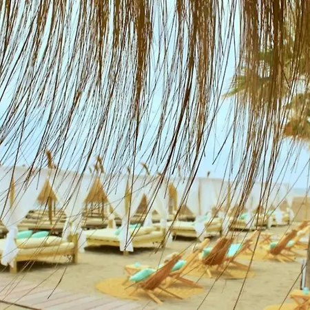 Boho Chic- Beachfront - Free Bikes - Salt Water Pool דירה *