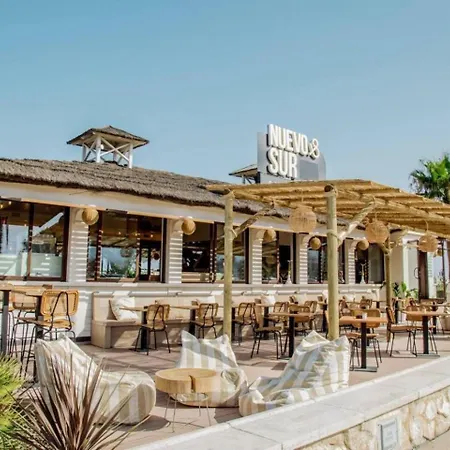 Boho Chic- Beachfront - Free Bikes - Salt Water Pool טורמולינוס