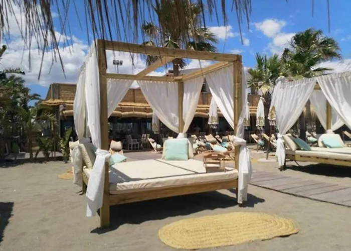 Boho Chic- Beachfront - Free Bikes - Salt Water Pool Appartement Torremolinos